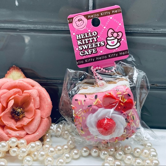 Hello Kitty strawberry cake squishy ball chain - Picture 4 of 6